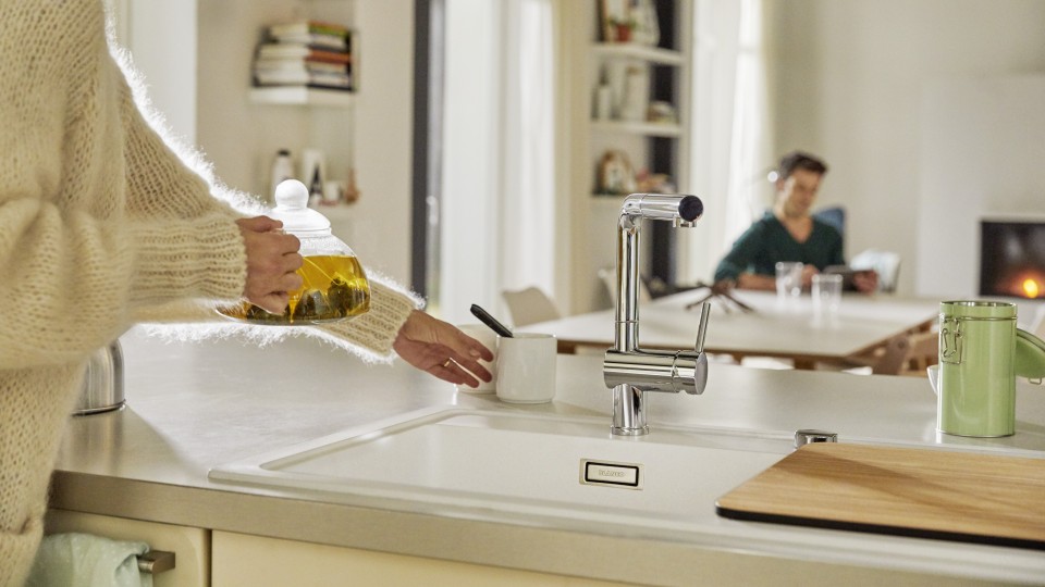 Как установить мойку на кухне в столешницу и без